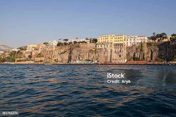 Sorrento Vista Dal Mare Italia - Fotografie stock e altre immagini di Ambientazione esterna - Ambientazione esterna, Blu, Cielo