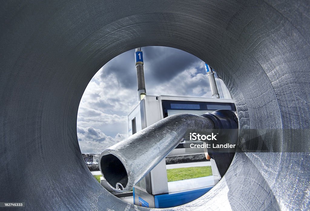 Stazione di Gas con cielo blu - Foto stock royalty-free di Serbatoio di carburante