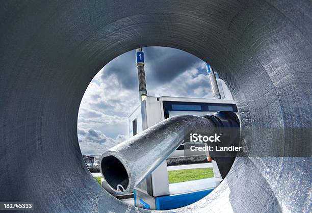 Foto de Gas Station Com Céu Azul e mais fotos de stock de Tanque de Combustível - Tanque de Armazenamento - Tanque de Combustível - Tanque de Armazenamento, Abastecer, Azul