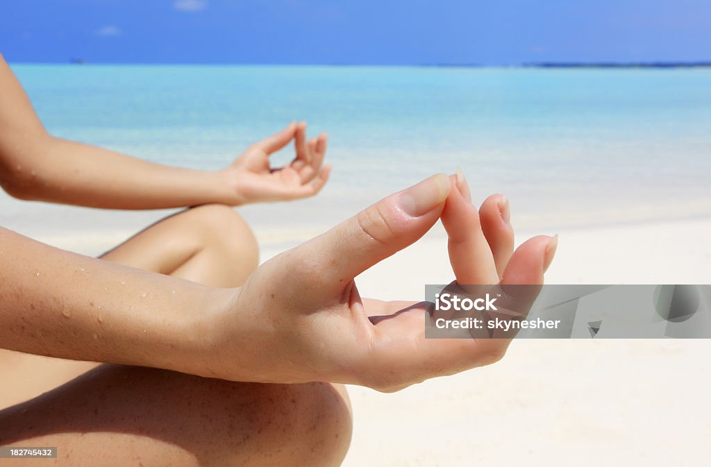 Fêmea mãos em posição de ioga. - Royalty-free Areia Foto de stock