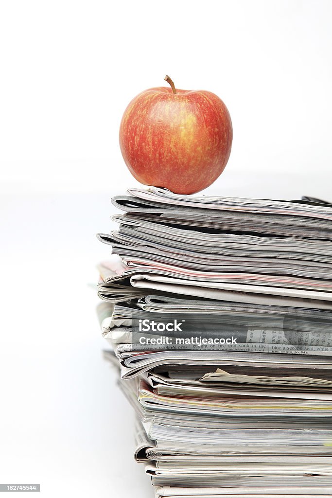 Lesen der Zeitung - Lizenzfrei Apfel Stock-Foto