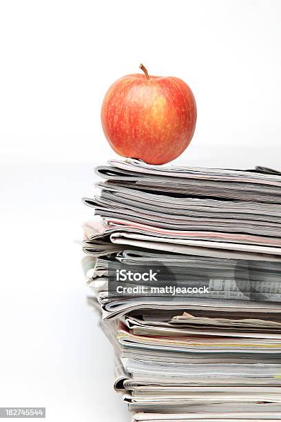 Lesen Der Zeitung Stockfoto und mehr Bilder von Apfel - Apfel, Daten, Dokument