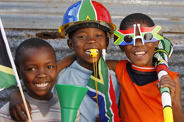 お子様のサッカーファン南アフリカ - ブブゼラ ストックフォトと画像