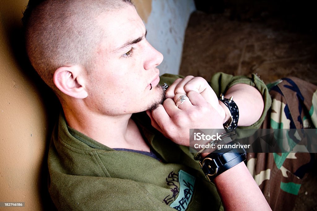 Jeune homme Caucasien en Menotte en prison - Photo de Gang libre de droits