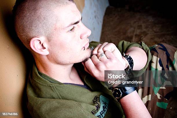 Młody Kaukaski Mężczyzna W Kajdanki Na Zatrzymanie - zdjęcia stockowe i więcej obrazów Członek gangu - Członek gangu, Smutek, Adolescencja