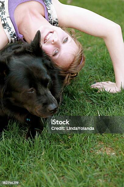 Menina De Cabeça Para Baixo Ao Lado De Cão - Fotografias de stock e mais imagens de 14-15 Anos - 14-15 Anos, Adolescente, Adolescência