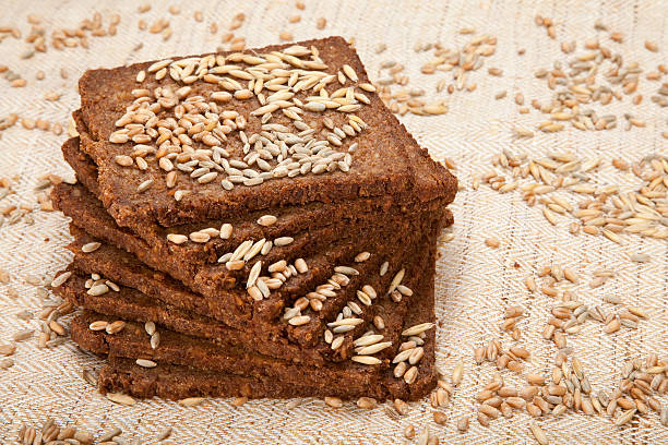 pumpernickel brot - pumpernickel stock-fotos und bilder