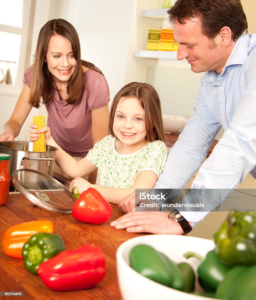 Heureuse famille Cuisiner - Photo de Adulte libre de droits
