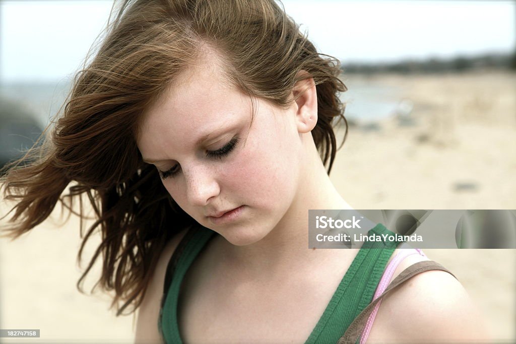Chica joven en la playa - Foto de stock de 14-15 años libre de derechos