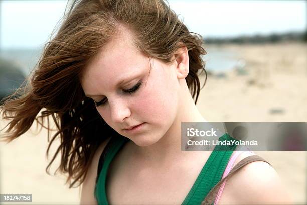 Chica Joven En La Playa Foto de stock y más banco de imágenes de 14-15 años - 14-15 años, Niñas, Serio