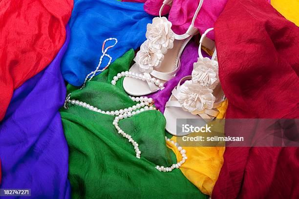 Sapatos De Casamento E Jewelery Em Multicolored Seda - Fotografias de stock e mais imagens de Acessório