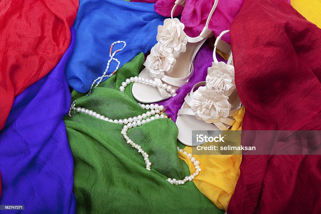 Свадебная обувь и украшений на Разноцветные шелка - Стоковые фото Атласная ткань роялти-фри