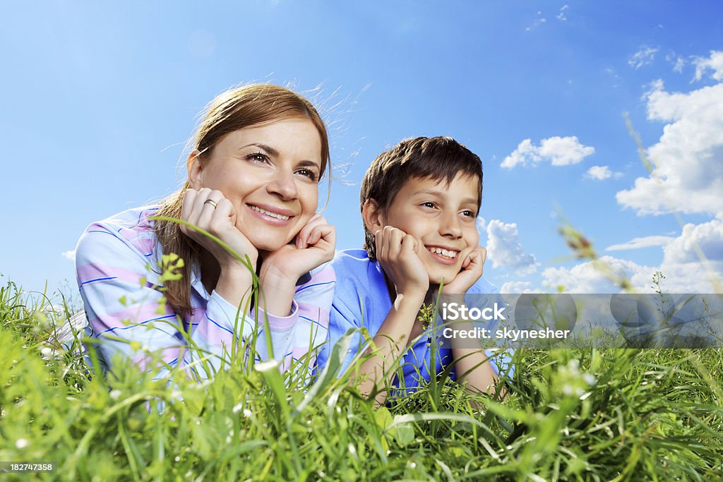 Relaxante num prado. - Royalty-free Adulto Foto de stock