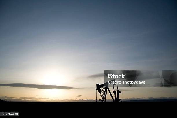 ローン Pumpjack 夜明け - 天然ガスのストックフォトや画像を多数ご用意 - 天然ガス, ガソリン, 石油
