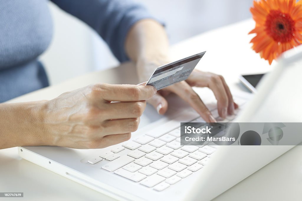 shopping Online con carta di credito sul portatile - Foto stock royalty-free di Acquisti a domicilio