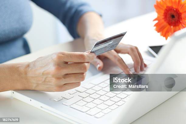 Shopping Online Con Carta Di Credito Sul Portatile - Fotografie stock e altre immagini di Acquisti a domicilio - Acquisti a domicilio, Affari, Bianco