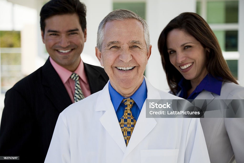Homem idoso usando bata de laboratório com dois empresários - Royalty-free 30-39 Anos Foto de stock