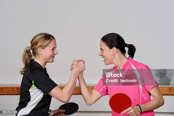 Celebrando I Giocatori Di Tennis Da Tavolo Femminile - Fotografie stock e altre immagini di Abbigliamento casual