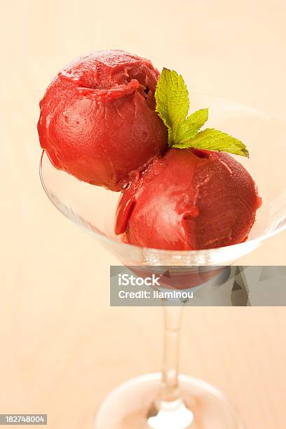 Sorbetto Alla Fragola - Fotografie stock e altre immagini di Alimentazione sana - Alimentazione sana, Bibita, Bicchiere