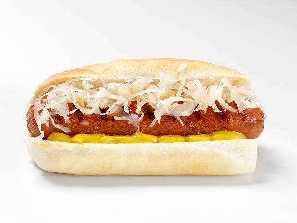 hot-dog avec de la choucroute et de la moutarde - sauerkraut photos et images de collection