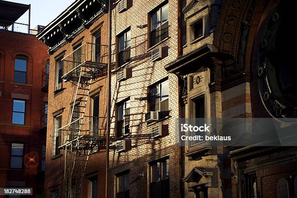 Noche En La Ciudad De Nueva York Foto de stock y más banco de imágenes de Arquitectura - Arquitectura, Arquitectura exterior, Casa de ladrillo