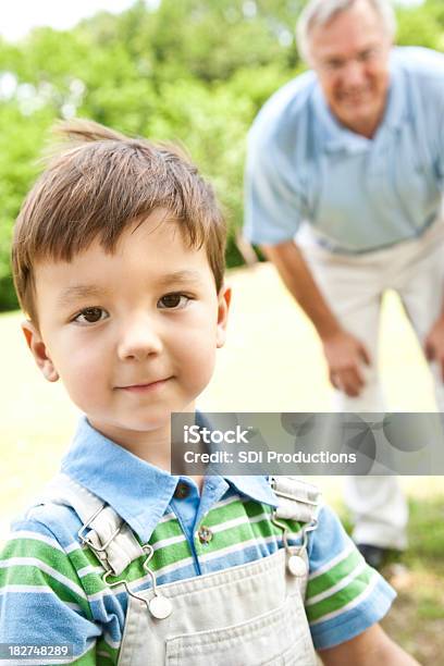 Junge Stehend Nach Spielt Mit Großvater Stockfoto und mehr Bilder von Aktiver Senior - Aktiver Senior, Alter Erwachsener, Aufregung