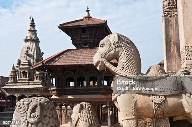 Nepal Bhaktapur Antigua Templo Shrines Patrimonio De La Humanidad Por La Unesco Katmandú Foto de stock y más banco de imágenes de Antiguo