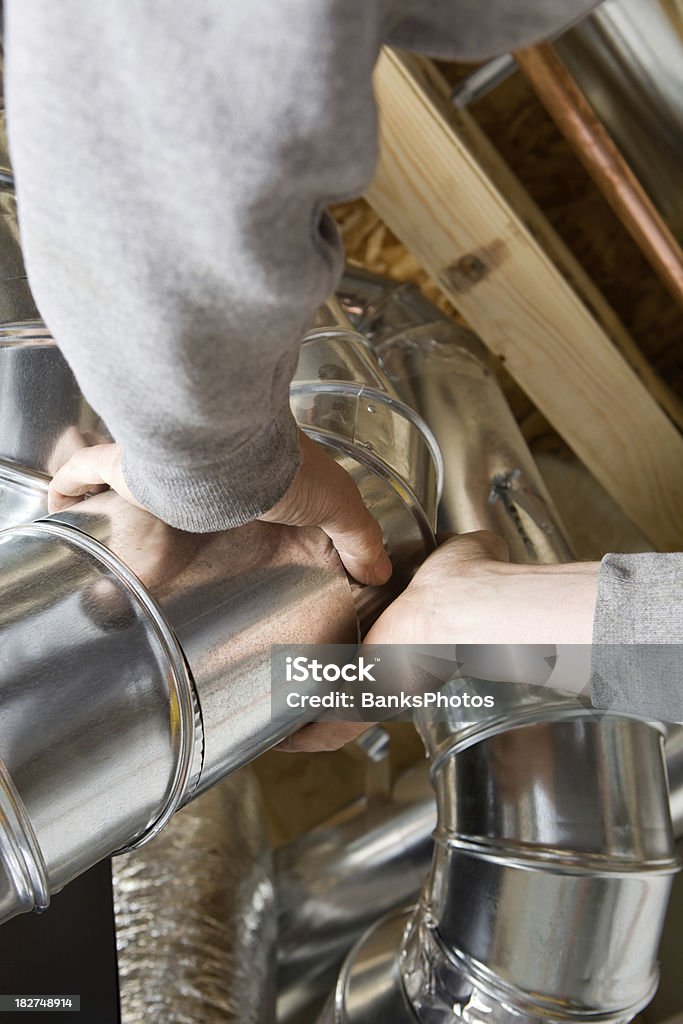 Lavoratori, l'installazione di una conduttura dell'aria HVAC - Foto stock royalty-free di Conduttura dell'aria