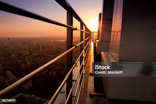 Vista Dalla Cima Del Grattacielo Al Tramonto - Fotografie stock e altre immagini di Architettura - Architettura, Astratto, Capitali internazionali