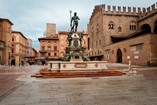 La plaza mayor en Bolonia bajo un cielo azul photo