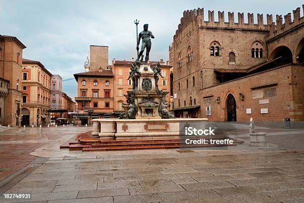 Piazza Maggiore W Bolonii Pod Błękitne Niebo - zdjęcia stockowe i więcej obrazów Bolonia - Bolonia, Piazza Maggiore, Włochy