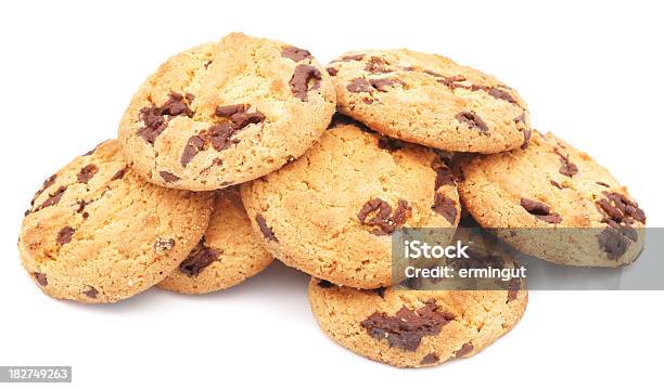 Lasca De Chocolate Cookies Pilha Isolado A Branco - Fotografias de stock e mais imagens de Assado no Forno - Assado no Forno, Biscoito de Chocolate, Bolacha