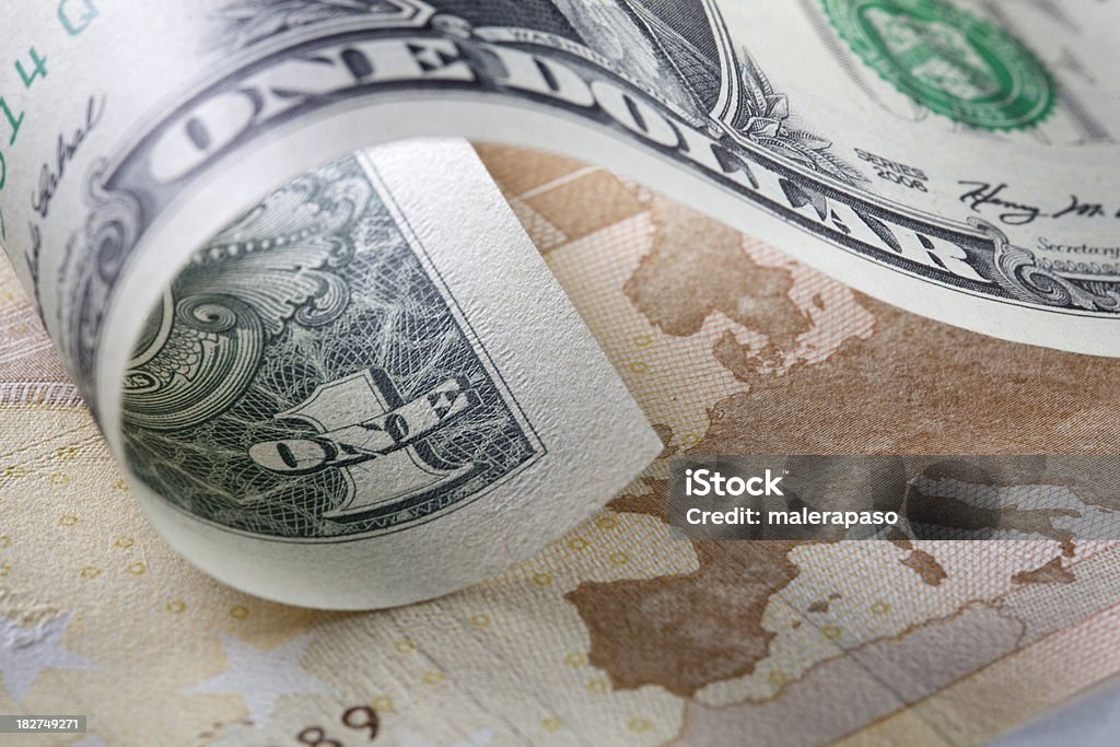 Cambio valuta. Dollaro ed euro banconote - Foto stock royalty-free di Banconota di dollaro statunitense