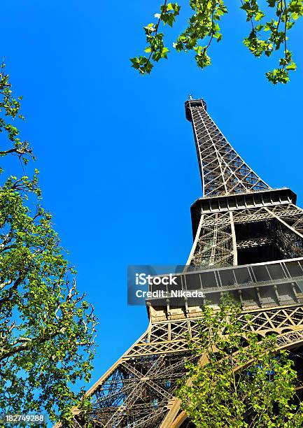 Torre Eiffel A Parigi Francia - Fotografie stock e altre immagini di Albero - Albero, Ambientazione esterna, Architettura