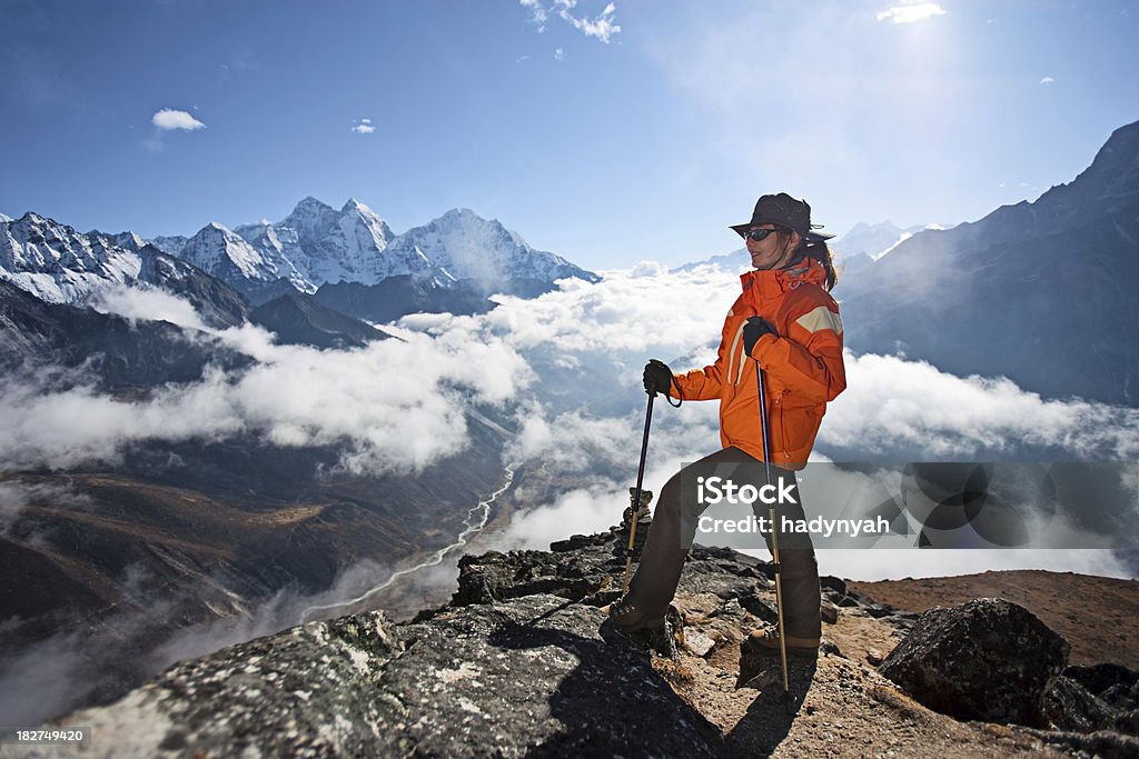 Frau auf der Suche im Himalaya-Gebirge in Mount Everest National Park - Lizenzfrei Abgeschiedenheit Stock-Foto