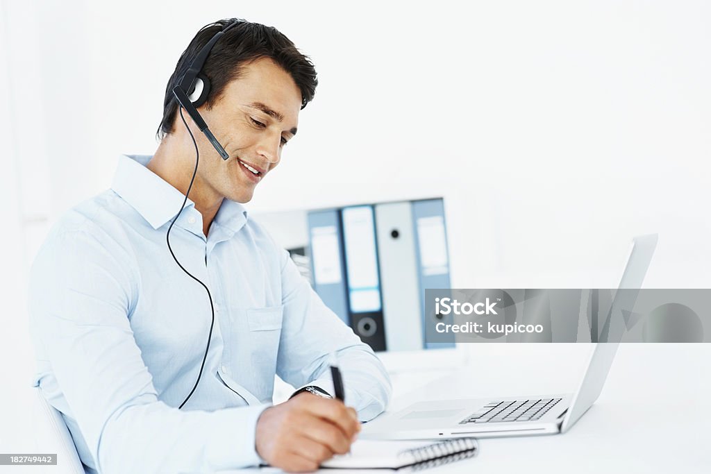 Sonriente hombre de negocios utilizando VOIP en el trabajo - Foto de stock de Blanco - Color libre de derechos