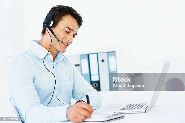 Sonriente Hombre De Negocios Utilizando Voip En El Trabajo Foto de stock y más banco de imágenes de Blanco - Color