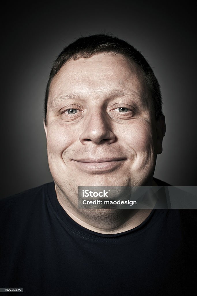 Medio invecchiato uomo sorridente, ritratto in Studio - Foto stock royalty-free di Adulto