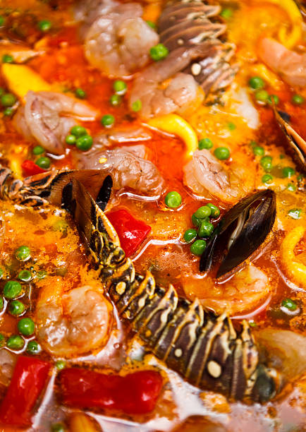 giant la paella de fruits de mer dans l'histoire - food rice lobster scampi photos et images de collection