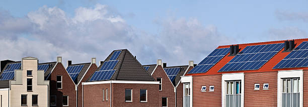 Bairro com painéis solares. - foto de acervo