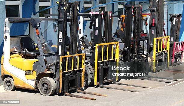 Carretilla Elevadora Foto de stock y más banco de imágenes de Carretilla elevadora - Carretilla elevadora, Plataforma hidráulica, Fila - Arreglo