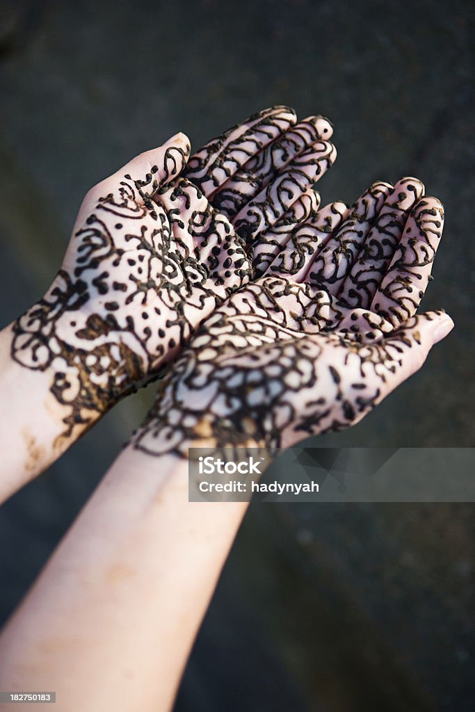Mãos com de hena - Foto de stock de Adulto royalty-free