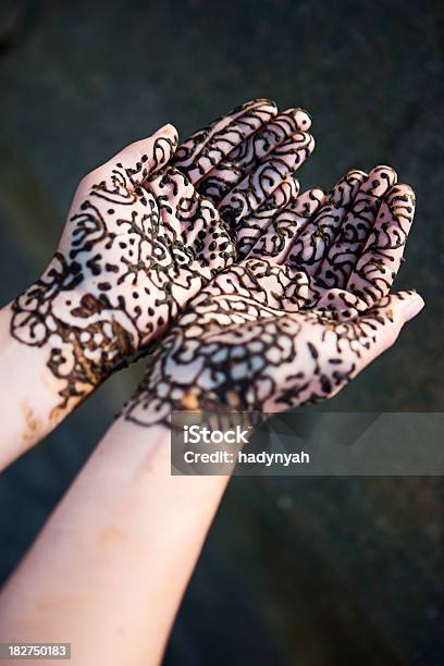 Foto de Mãos Com De Hena e mais fotos de stock de Adulto - Adulto, Arte, Arte Tribal