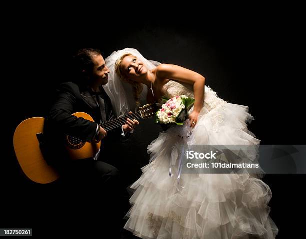 ロマンチックな新婚カップル - ギターのストックフォトや画像を多数ご用意 - ギター, スタジオ撮影, プレーする