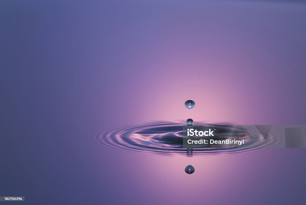 클로즈업 오버워터 작업 물 방울 심홍색 - 로열티 프리 0명 스톡 사진