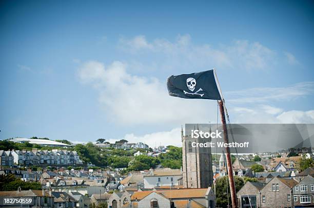 Foto de Piratas Em St Ives e mais fotos de stock de Bandeira de Pirata - Bandeira de Pirata, Cornualha - Inglaterra, Pirata