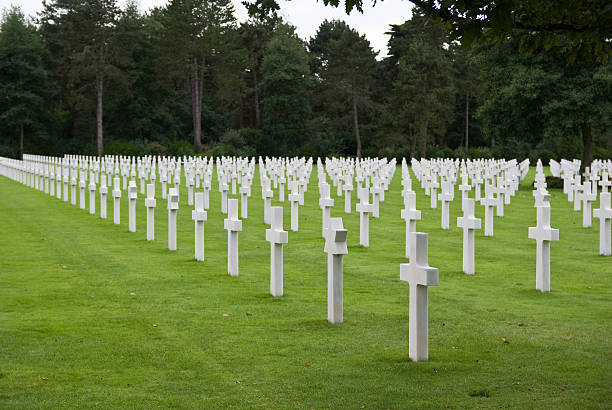 Normandy American Cemetery and Memorial "The Normandy American Cemetery and Memorial is a World War II cemetery and memorial in Colleville-sur-Mer, Normandy, France, that honors American soldiers who died in Europe during World War II." world war ii cemetery allied forces d day stock pictures, royalty-free photos & images