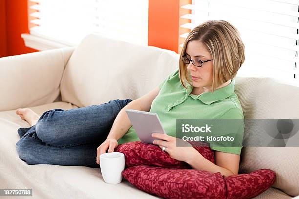 Junge Frau Lesen Ein Ebook Stockfoto und mehr Bilder von Barfuß - Barfuß, Behaglich, Brille