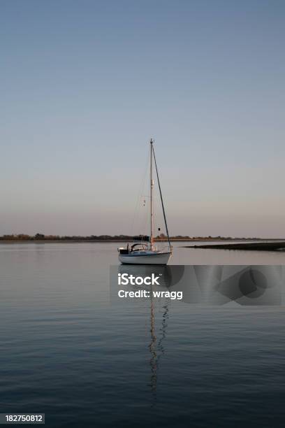 Tranquillo Yacht Anchorage - Fotografie stock e altre immagini di Acqua - Acqua, Ambientazione tranquilla, Ancorato