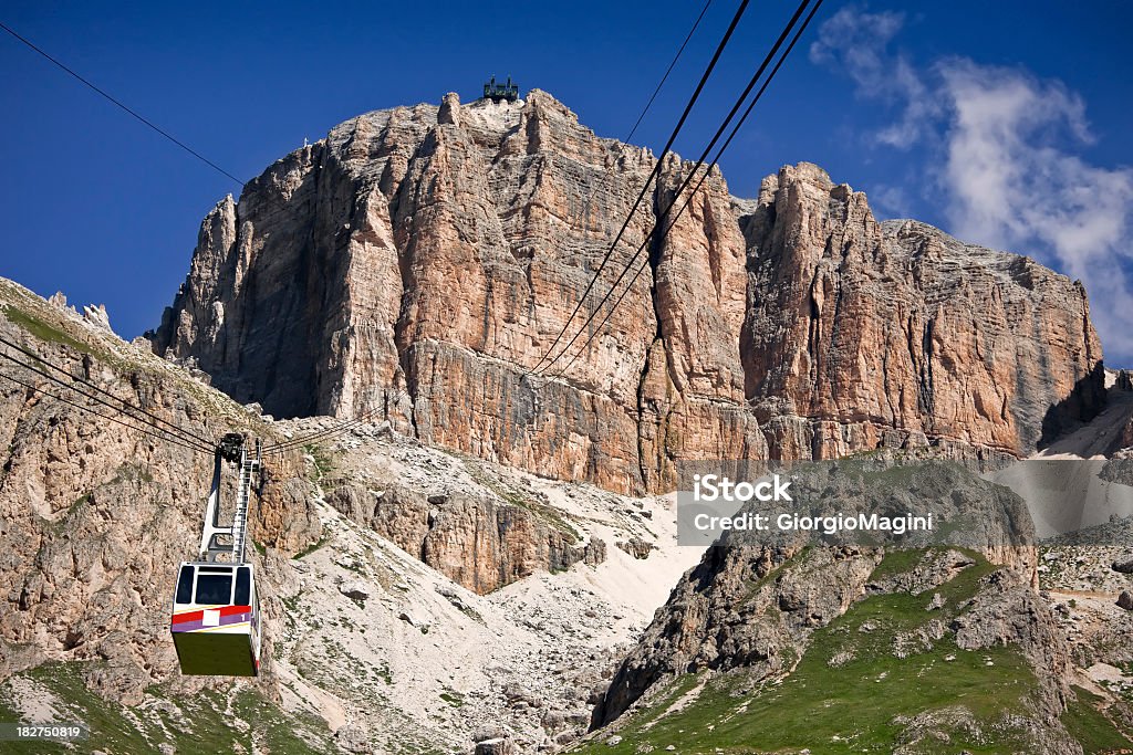 Funivia a Sass Pordoi, Dolomiti in estate - Foto stock royalty-free di Alpi